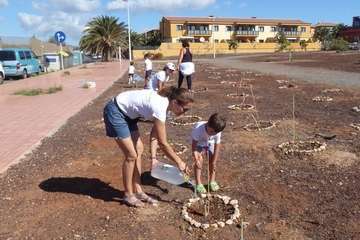 El proyecto Barrios Verde se inició en Melenara con una plantación en un solar de Costa Jardín (Foto TA)